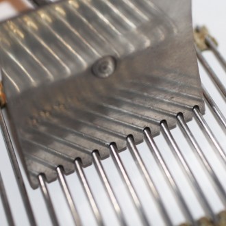 Grattoir pour nettoyer la grille à reine - acier inoxydable